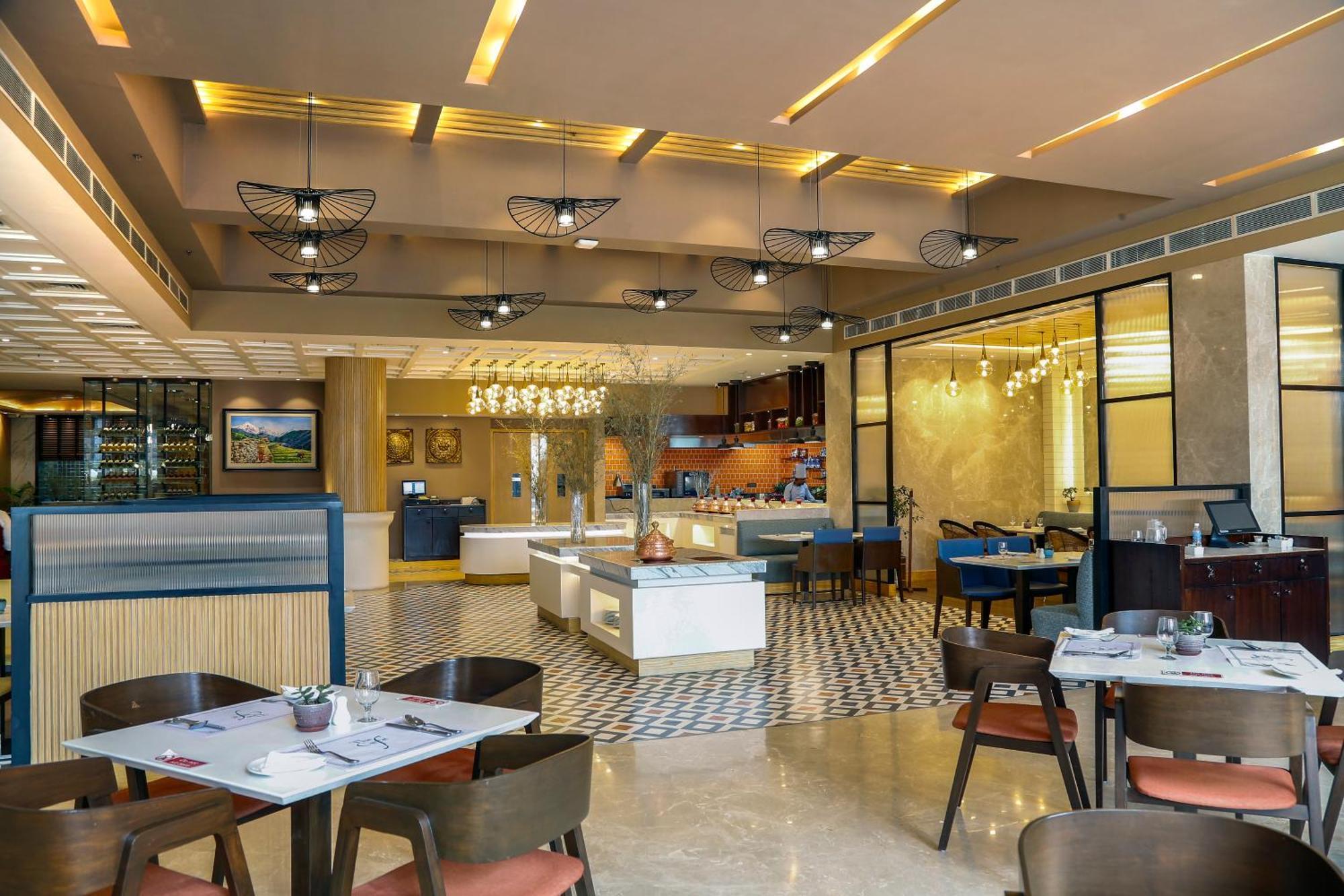 The Everest Hotel Катманду Екстер'єр фото